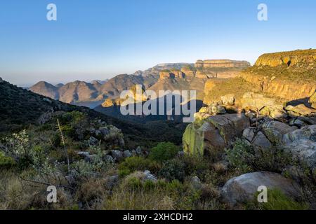 Tramonto al Blyde River Canyon con la vetta dei tre Rondawels, vista del canyon con il fiume Blyde e le montagne Mesa alla luce della sera, Upper Viewpoint Foto Stock