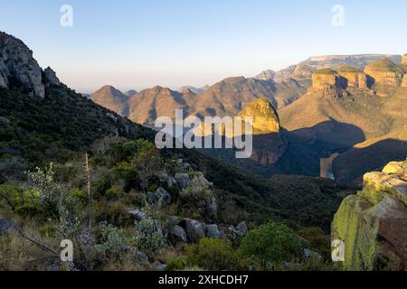 Tramonto al Blyde River Canyon con la vetta dei tre Rondawels, vista del canyon con il fiume Blyde e le montagne Mesa alla luce della sera, Upper Viewpoint Foto Stock