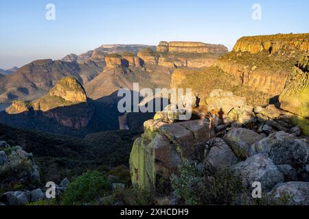 Tramonto al Blyde River Canyon con la vetta dei tre Rondawels, vista del canyon con il fiume Blyde e le montagne Mesa alla luce della sera, Upper Viewpoint Foto Stock