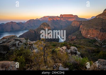 Tramonto al Blyde River Canyon con la cima dei tre Rondawels, vista del canyon con il fiume Blyde e le montagne Mesa alla luce serale, paesaggio del canyon Foto Stock