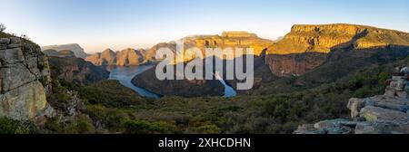 Panorama, tramonto al Blyde River Canyon con la vetta dei tre Rondawels, vista del canyon con il fiume Blyde e le montagne Mesa alla luce della sera, canyon Foto Stock