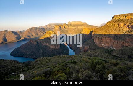 Tramonto al Blyde River Canyon con la cima dei tre Rondawels, vista del canyon con il fiume Blyde e le montagne Mesa alla luce serale, paesaggio del canyon Foto Stock