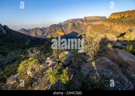 Tramonto al Blyde River Canyon con la vetta dei tre Rondawels, vista del canyon con il fiume Blyde e le montagne Mesa alla luce della sera, Upper Viewpoint Foto Stock