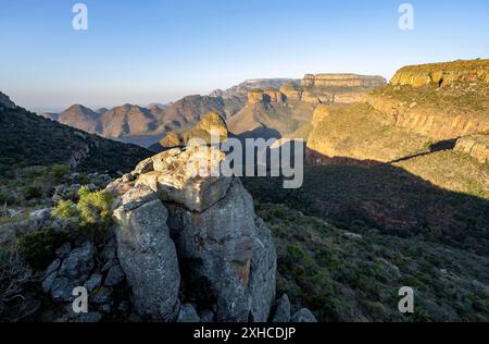 Tramonto al Blyde River Canyon con la vetta dei tre Rondawels, vista del canyon con il fiume Blyde e le montagne Mesa alla luce della sera, Upper Viewpoint Foto Stock