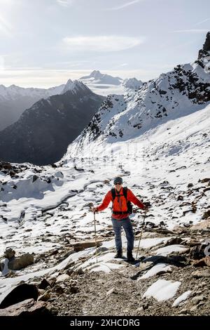 Alpinisti sul sentiero escursionistico di Ramoljoch con neve in autunno, alla luce del mattino, Alpi Oetztal, Tirolo, Austria Foto Stock