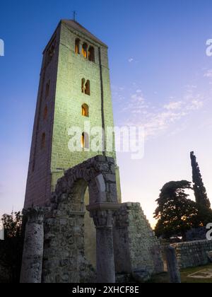 Campanile nella città vecchia di Rab Croazia Foto Stock