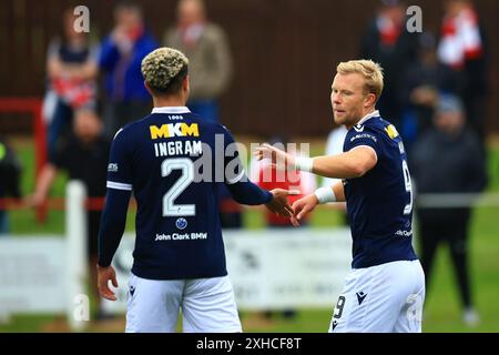 13 luglio 2024; New Dundas Park, Bonnyrigg, Midlothian, Scozia; Scottish Premier Sports Cup Football, Bonnyrigg Rose contro Dundee; il Curtis Main di Dundee si congratula con Ethan Ingram per il 1-0 Foto Stock