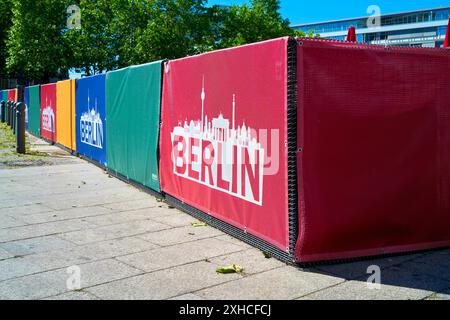 Barriere per prevenire il terrorismo a Breitscheidplatz, nel centro di Berlino Foto Stock