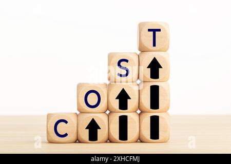 Concetto di crescita dei costi. Icona testo e freccia su blocchi di legno. Spazio di copia Foto Stock