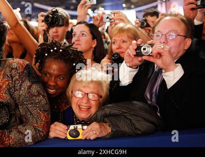 Washington, DC - 20 gennaio 2009 -- la dottoressa Ruth Westheimer (C) sorride mentre guarda il presidente degli Stati Uniti Barack Obama e la First Lady Michelle Obama ballare il 20 gennaio 2009 a Washington, DC durante il ballo inaugurale occidentale. . Credito: Chip Somodevilla - piscina via CNP/Sipa USA Foto Stock