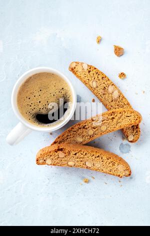 Cantucci. Biscotti tradizionali italiani alle mandorle con una tazza di caffè, shot a testa Foto Stock