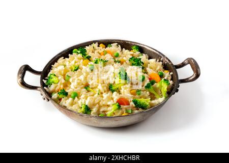 Riso vegano fritto in padella con verdure, su fondo bianco. Broccoli, piselli verdi e carote in un piatto sano fatto in casa, ricetta facile Foto Stock