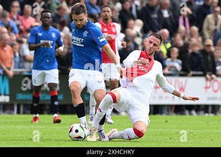 WEZEP - (l-r) Nicolas Raskin dei Rangers FC, Branco van den Boomen dell'Ajax durante l'amichevole tra Ajax e Rangers FC allo Sportpark Mulderssingel il 13 luglio 2024 a Wezep, Paesi Bassi. ANP GERRIT VAN COLOGNE Foto Stock