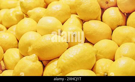 Cumulo di limoni freschi, fondo giallo di frutta estiva Foto Stock