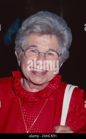 **FOTO DEL FILE** il Dr. Ruth è morto. Dr. Ruth Westheimer dopo l'apparizione in "Late Night with Conan o'Brien" agli studi della NBC nel Rockefeller Center di New York City l'8 luglio 1997. Foto di Henry McGee/MediaPunch Foto Stock