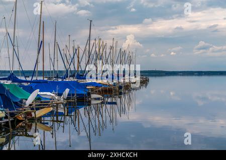 Ammira lo Steinhuder Meer con un molo e il porto turistico di Steinhude, bassa Sassonia, Germania Foto Stock