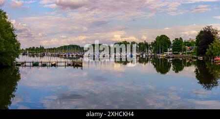 Steinhude, bassa Sassonia, Germania, 8 giugno 2020: Vista allo Steinhuder Meer con un molo e il porto turistico vicino all'isola balneare Foto Stock