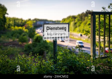 Cartello: Dienstweg kein Durchgang, visto vicino all'autostrada di Ratingen, Renania settentrionale-Vestfalia, Germania Foto Stock