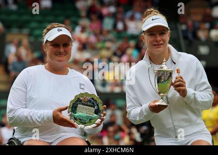 (A sinistra) Aniek Van Koot (seconda classificata) e (a destra) Diede de Groot dei Paesi Bassi (vincitrice) nei campionati femminili di Wimbledon 2024. Foto Stock