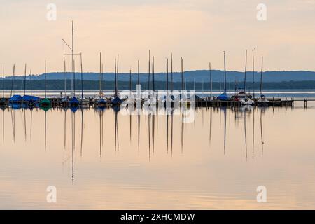 Ammira lo Steinhuder Meer con un molo e il porto turistico di Steinhude, bassa Sassonia, Germania Foto Stock