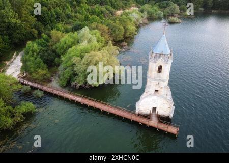 Vista aerea della cattedrale del pesce. Rovine della chiesa sommersa situate nel bacino idrico di Ebro in Cantabria, nel nord della Spagna. Foto di alta qualità Foto Stock