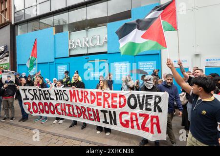 Manchester, Regno Unito. 13 luglio 2024. La protesta palestinese contro gaza di guerra a Manchester si svolge sabato 41esimo fine settimana dal massacro del 7 ottobre in Israele. La protesta si fermò per una pausa fuori, salì sulla Barclays Bank in Market Street. I manifestanti hanno poi marciato attraverso Manchester passando una protesta pro Israele su Market Street. Una linea di polizia teneva separati i due gruppi di manifestanti. Manchester. Credito britannico: GaryRobertsphotography/Alamy Live News Foto Stock