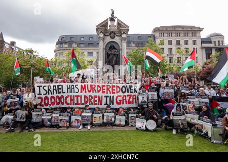 Manchester, Regno Unito. 13 luglio 2024. La protesta palestinese contro gaza di guerra a Manchester si svolge sabato 41esimo fine settimana dal massacro del 7 ottobre in Israele. I manifestanti hanno marciato attraverso Manchester passando una protesta pro Israele su Market Street. Una linea di polizia teneva separati i due gruppi di manifestanti. Manchester. Credito britannico: GaryRobertsphotography/Alamy Live News Foto Stock