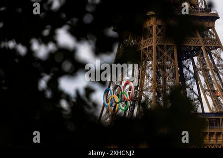 Gli anelli Olimpici sono esposti sulla Torre Eiffel, in vista dei Giochi Olimpici di Parigi 2024, a Parigi il 12 luglio 2024. Foto di Farzaneh Khademian/ABACAPRESS. COM credito: Abaca Press/Alamy Live News Foto Stock