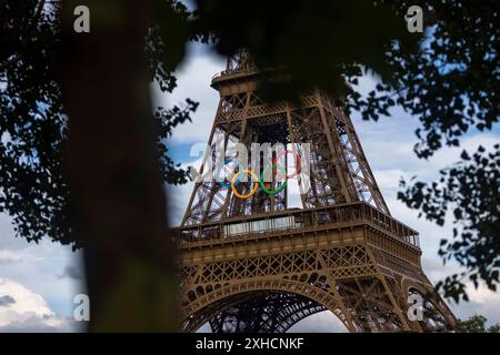 Gli anelli Olimpici sono esposti sulla Torre Eiffel, in vista dei Giochi Olimpici di Parigi 2024, a Parigi il 12 luglio 2024. Foto di Farzaneh Khademian/ABACAPRESS. COM credito: Abaca Press/Alamy Live News Foto Stock