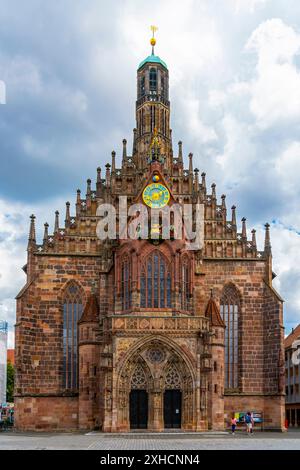 Esterno della Chiesa di nostra Signora (Frauenkirche) a Norimberga, Baviera, Germania. La Chiesa di nostra Signora si trova presso il mercato principale. È un esempio di br Foto Stock