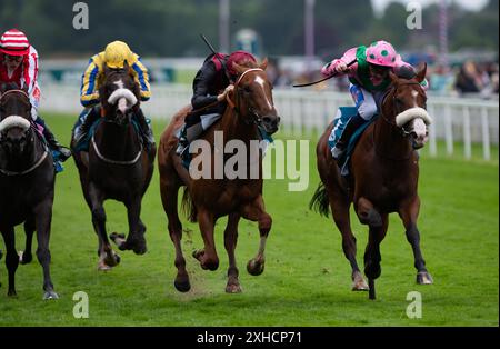 York. Regno Unito. Sabato 13 luglio 2024. East Tyrone vince il John Smith's Nursery Stakes sotto il fantino Shane Gray per l'allenatore Kevin Ryan e il proprietario Mr B.T.McDonald. Crediti JTW equine Images / Alamy Live News Foto Stock