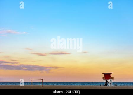 Cabina di salvataggio sulla spiaggia di Copacabana a un tramonto tropicale sulla città di Rio de Janeiro, Brasile Foto Stock