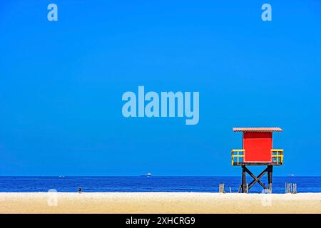 Cabina di salvataggio sulla spiaggia di Copacabana in una giornata tropicale soleggiata nella città di Rio de Janeiro, Brasile Foto Stock