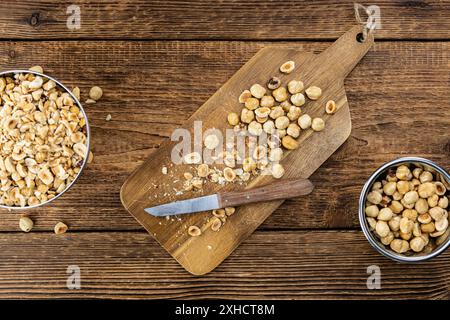 Nocciole appena tagliate come primo piano dettagliato (fuoco selettivo) Foto Stock