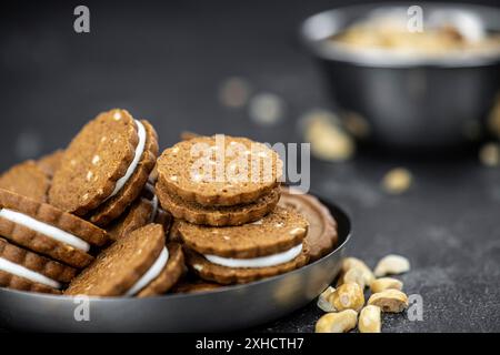 Porzione di biscotti freschi con crema di nocciole come shot dettagliato (messa a fuoco selettiva) Foto Stock