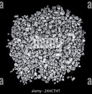Mucchio di pepite d'argento isolate su sfondo nero (primo piano) Foto Stock