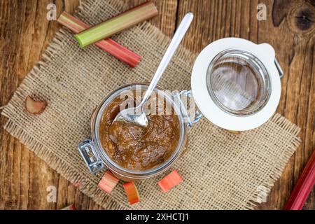Rhubarb Jam su un vecchio tavolo di legno come dettaglio primo piano (fuoco selettivo) Foto Stock