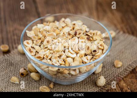 Nocciole appena tagliate come primo piano dettagliato (fuoco selettivo) Foto Stock