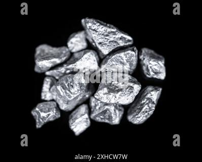 Mucchio di pepite d'argento isolate su sfondo nero (primo piano) Foto Stock