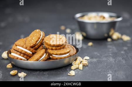 Porzione di biscotti freschi con crema di nocciole come shot dettagliato (messa a fuoco selettiva) Foto Stock