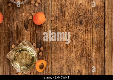 Olio del kernel di albicocca come primo piano dettagliato (fuoco selettivo) Foto Stock