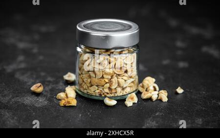 Nocciole appena tagliate come primo piano dettagliato (fuoco selettivo) Foto Stock