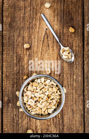 Nocciole appena tagliate come primo piano dettagliato (fuoco selettivo) Foto Stock