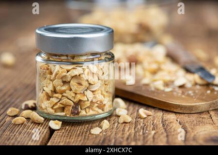 Nocciole appena tagliate come primo piano dettagliato (fuoco selettivo) Foto Stock