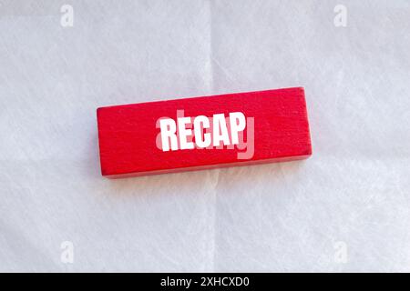 Ricapitolare la parola scritta su un blocco di lana rosso con sfondo bianco. Simbolo della parola di riepilogo concettuale. Foto Stock