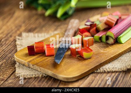 Rabarbaro tritato su un vecchio tavolo di legno (foto ravvicinata, messa a fuoco selettiva) Foto Stock