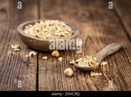 Nocciole appena tagliate come primo piano dettagliato (fuoco selettivo) Foto Stock