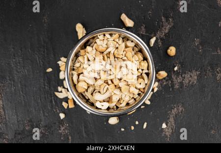 Lastra di ardesia con noci di acino tagliate di fresco (primi piani, messa a fuoco selettiva) Foto Stock