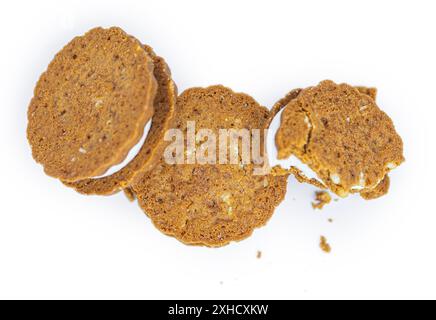 Biscotti alla crema di nocciole isolati su sfondo bianco (primo piano) Foto Stock