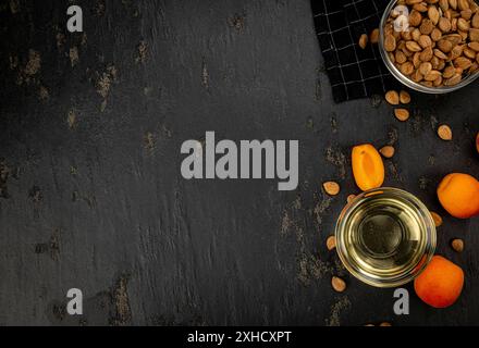 Olio del kernel di albicocca come primo piano dettagliato (fuoco selettivo) Foto Stock